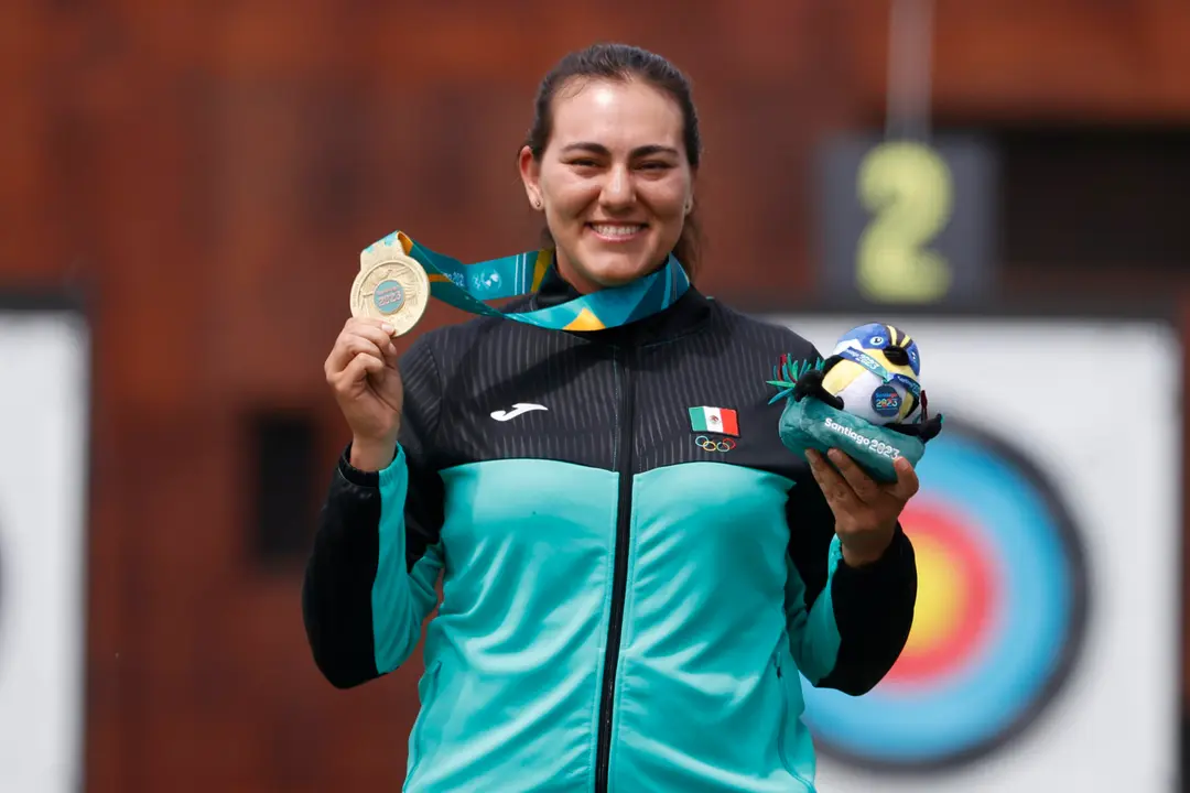 Alejandra Valencia de M&eacute;xico posa con la medalla de oro en arco recurvo individual de tiro con arco durante los Juegos Panamericanos 2023 en Santiago (Chile). Imagen de archivo. EFE/ Elvis Gonz&aacute;lez