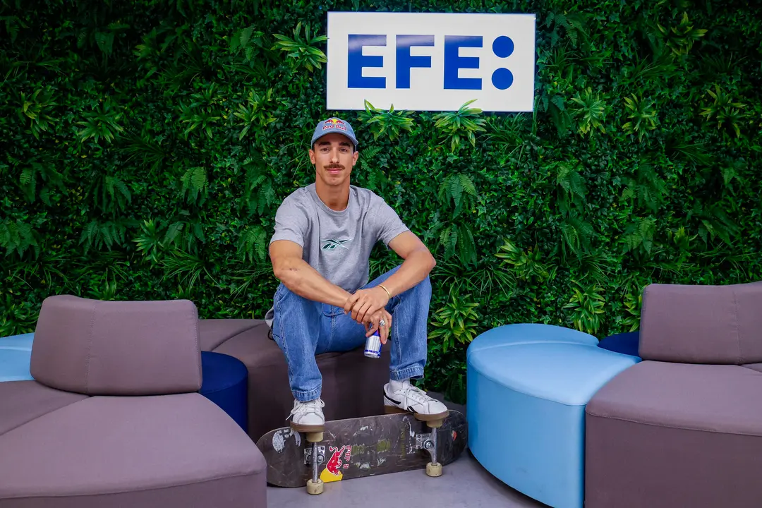 Danny Le&oacute;n, el 'Le&oacute;n de M&oacute;stoles', uno de los mejores patinadores del mundo, durante una entrevista con EFE. Tras quedar noveno en Tokio, y a un paso de la final, su objetivo es clasificarse esta semana en el preol&iacute;mpico de Budapest para llegar a los Juegos de Par&iacute;s, pelear por las medallas y disfrutar de la experiencia completa para compartir Villa con otros deportistas de renombre como Rafa Nadal o Carlos Alcaraz. EFE/ Lucia Go&ntilde;i