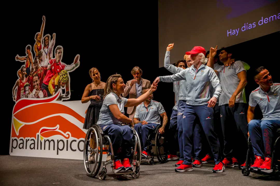 La jugadora de baloncesto en silla de ruedas Sonia Ruiz (i) y la judoka Marta Fern&aacute;ndez bailan durante la presentaci&oacute;n de la uniformidad oficial que vestir&aacute; el Equipo Paral&iacute;mpico Espa&ntilde;ol durante los Juegos de Par&iacute;s 2024, en el Museo Picasso de M&aacute;laga, en una foto de archivo. EFE/Jorge Zapata