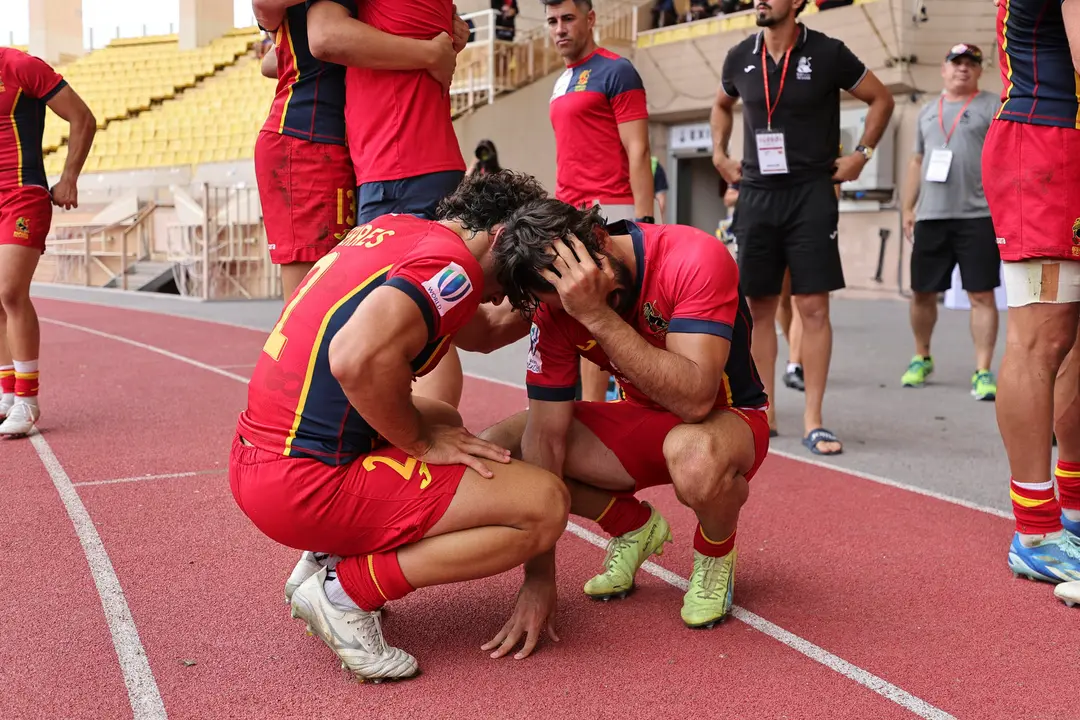 Los jugadores de la selecci&oacute;n espa&ntilde;ola de rugby 7 Pol Pla y Josep Serres se lamentan despu&eacute;s de su derrota ante Gran Breta&ntilde;a, este domingo en Fontvieille (M&oacute;naco). La selecci&oacute;n no participar&aacute; en los Juegos de Par&iacute;s 2024 debido a su derrota en la semifinal del torneo de repesca intercontinental. EFE/ Mike Lee / World Rugby