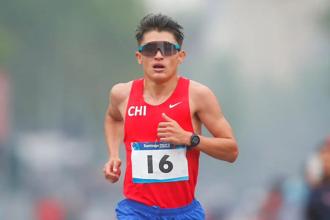 Fotograf&iacute;a de archivo, tomada el pasado 22 de octubre, en la que se registr&oacute; al maratonista chileno Hugo Catrileo, durante la prueba del marat&oacute;n de los Juegos Panamericanos 2023, en Santiago de Chile. EFE/Esteban Garay