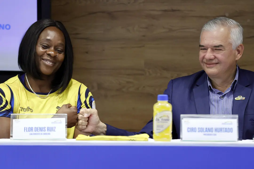 Fotograf&iacute;a de archivo de la lanzadora de jabalina Flor Denis Ruiz y del presidente del Comit&eacute; Ol&iacute;mpico Colombiano, Ciro Solano, quienes el jueves anunciaron la pretensi&oacute;n de la delegaci&oacute;n del pa&iacute;s cafetero de obtener 10 medallas en los Juegos de Par&iacute;s. EFE/ Mauricio Due&ntilde;as Casta&ntilde;eda