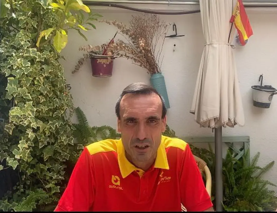 Jos&eacute; Antonio Bodoque, 'hist&oacute;rico' fisioterapeuta presente en innumerables eventos internacionales de las selecciones espa&ntilde;olas de atletismo y triatl&oacute;n, durante la entrevista con EFE. Afronta en la cita ol&iacute;mpica de Par&iacute;s 2024 -con el equipo nacional de este &uacute;ltimo deporte-, los que ser&aacute;n sus sextos Juegos Ol&iacute;mpicos. EFE/Adri&aacute;n R. Huber