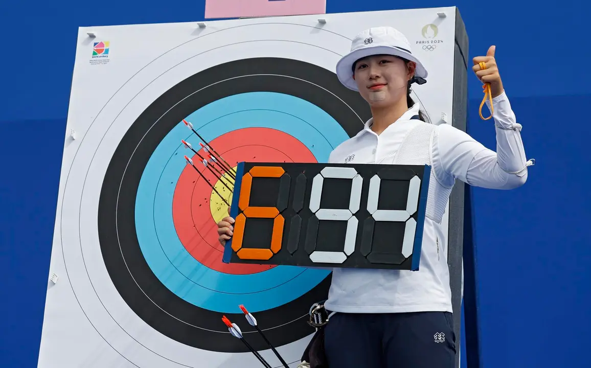 La surcoreana Lim Sihyeon, de 21 a&ntilde;os, abri&oacute; la veda de los r&eacute;cord ol&iacute;mpicos y mundiales en estos Juegos de Par&iacute;s al completar en la ronda clasificatoria 694 puntos en el tiro con arco, la mejor marca femenina de la historia. EFE/EPA/CAROLINE BREHMAN