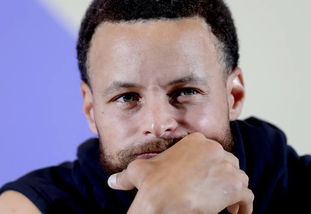 Stephen Curry, una de las grandes estrellas del equipo de Estados Unidos, gran favorito al oro en el torneo de baloncesto de los Juegos de Par&iacute;s 2024, durante una rueda de prensa este jueves en Par&iacute;s. EFE/EPA/MAST IRHAM