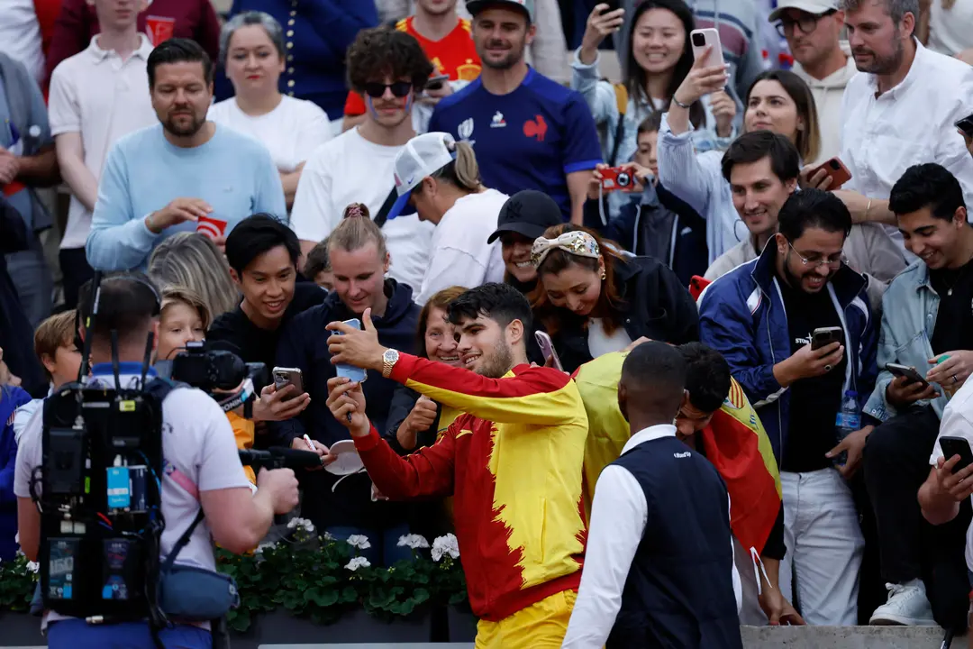 El tenista espa&ntilde;ol Carlos Alcaraz firma aut&oacute;grafos tras vencer por 6-3 y 6-1, en una hora y siete minutos, al liban&eacute;s Hady Habib, al finalizar su partido de la primera ronda individual masculino de tenis de los Juegos Ol&iacute;mpicos de Par&iacute;s 2024 este s&aacute;bado en Par&iacute;s. EFE/ Juanjo Mart&iacute;n