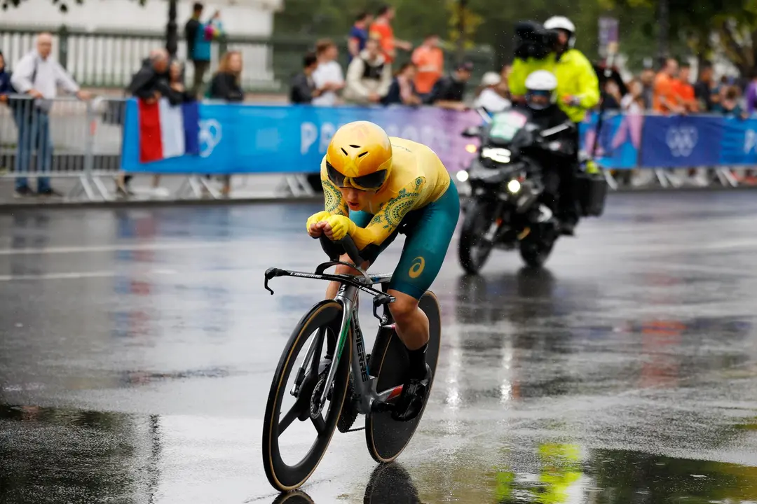 La australiana Grace Brown pasa por el Pont Alexandre III en Par&iacute;s, Francia, durante la crontrarreloj femenina. EFE/EPA/YOAN VALAT