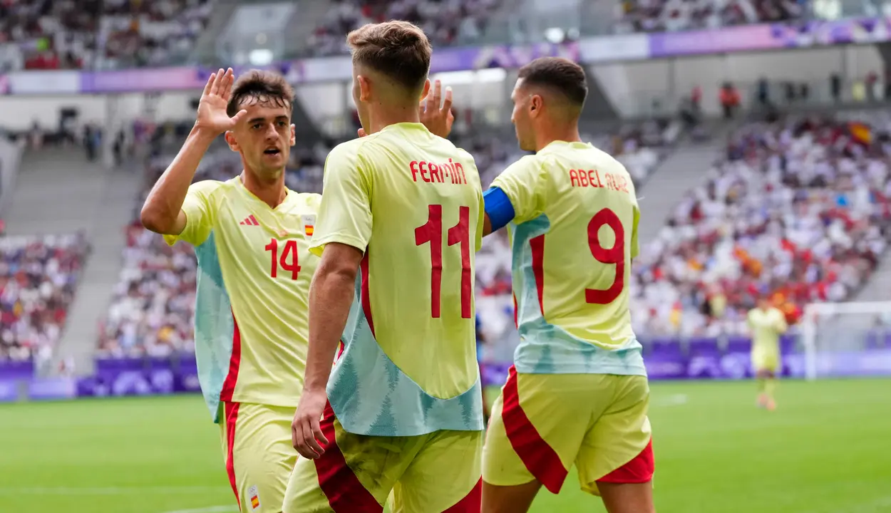 El futbolista espa&ntilde;ol Ferm&iacute;n L&oacute;pez (c) celebra con sus compa&ntilde;eros Abel Ruiz (d) y Aimar Oroz (i) tras marcarle un gol a la Rep&uacute;blica Dominicana durante el partido del Grupo C de f&uacute;tbol masculino de los Juegos Ol&iacute;mpicos de Par&iacute;s 2024 disputado en el Estadio de Burdeos. EFE/ M. Reino