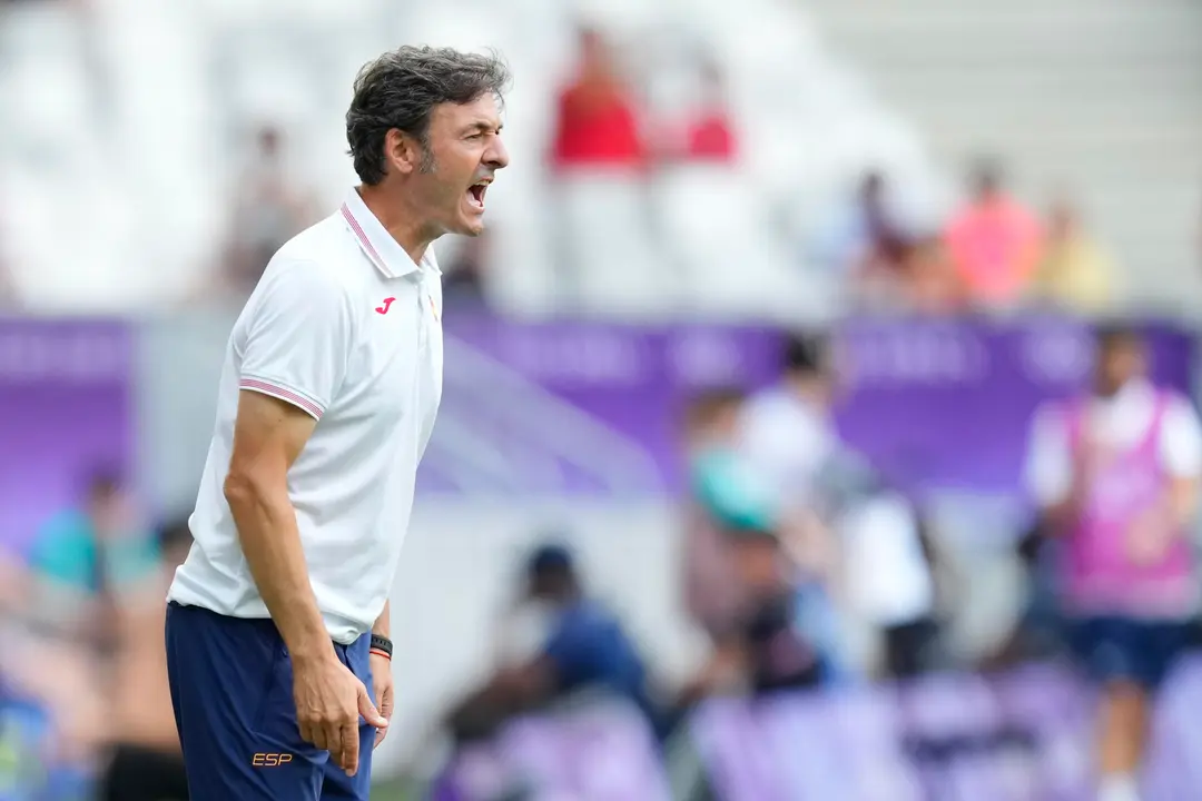 El entrenador espa&ntilde;ol, Santi Denia, durante el partido del Grupo C de f&uacute;tbol masculino de los Juegos Ol&iacute;mpicos de Par&iacute;s 2024 disputad en el Estadio de Burdeos. EFE/ M. Reino