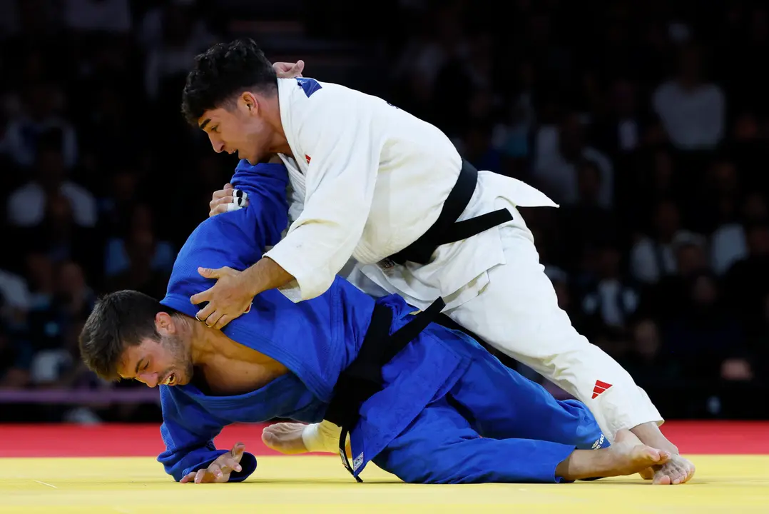 El judoca espa&ntilde;ol Francisco Garrigos (azul) compite ante el georgiano Giorgi Sardalashvili durante el combate por la Medalla de Bronce de Judo -60 kg Masculino de los Juegos Ol&iacute;mpicos de Par&iacute;s 2024 este s&aacute;bado, en la capital francesa. EFE/ Chema Moya