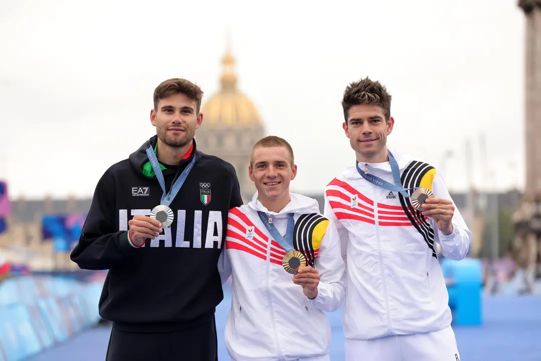(I-D) El medallista de platal el italiano Filippo Ganna, el campe&oacute;n ol&iacute;mpico, el belga Remco Evenepoel o y su compatriota van Aert of Belgium en el Pont Alexandre III en Par&iacute;s, Francia. EFE/EPA/TERESA SUAREZ