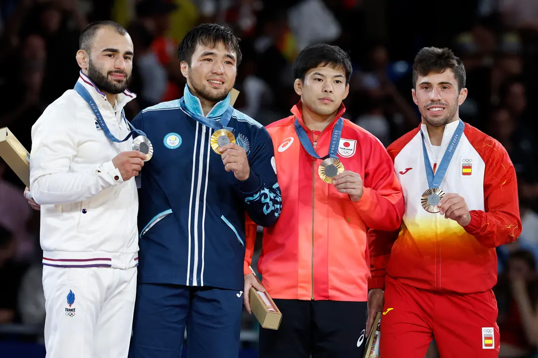 Los judocas ganadores de medalla en la disciplina de Judo -60 kg Masculino, el kazajo Yeldos Smetvov (2i) medalla de oro, el franc&eacute;s Luka Mkheidze (i) medalla de plata, y el espa&ntilde;ol Francisco Garrigos (d) y el japon&eacute;s Ryuju Nagayama con medallas de bronce, durante los Juegos Ol&iacute;mpicos de Par&iacute;s 2024 este s&aacute;bado, en la capital francesa. EFE/ Chema Moya