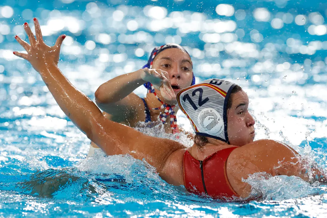 Paula Leiton (d) de Espa&ntilde;a en acci&oacute;n ante Francia durante el partido de la ronda preliminar del Grupo B de Waterpolo Femenino, entre Francia y Espa&ntilde;a, de los Juegos Ol&iacute;mpicos de Par&iacute;s 2024 este s&aacute;bado en el Centro Acu&aacute;tico de la capital francesa. EFE/ Julio Mu&ntilde;oz