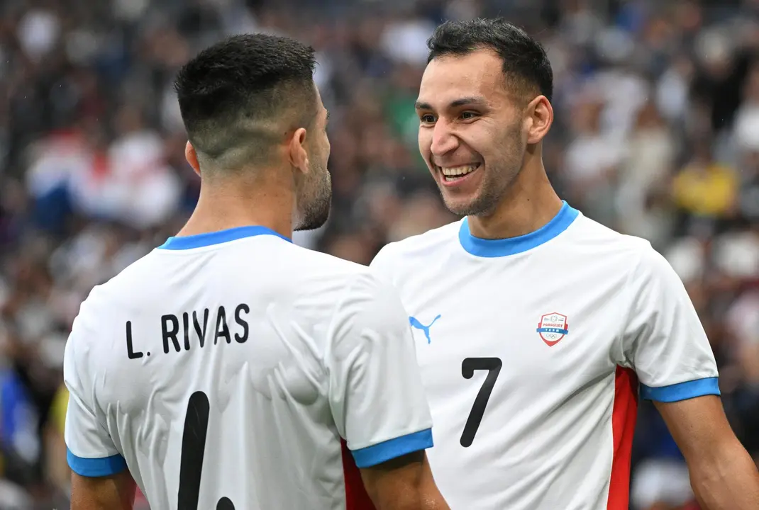 El f&uacute;tbol paraguayo Marcelon Fernandez celebra e l0-1 durante el partido del grupo D que han njugado Israel y Paraguay en el Parque de los Pr&iacute;ncipes en Par&iacute;s. EFE/EPA/CAROLINE BLUMBERG
