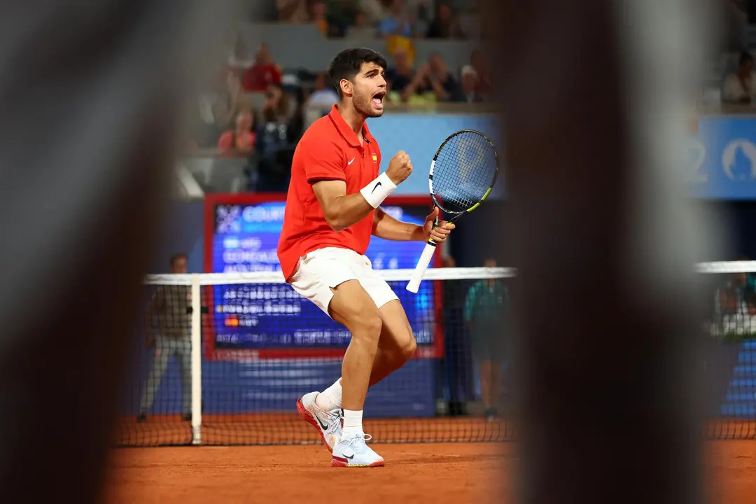 El espa&ntilde;ol Carlos Alcaraz celebra un punto en las pistas de Roland Garros. EFE/EPA/DIVYAKANT SOLANKI