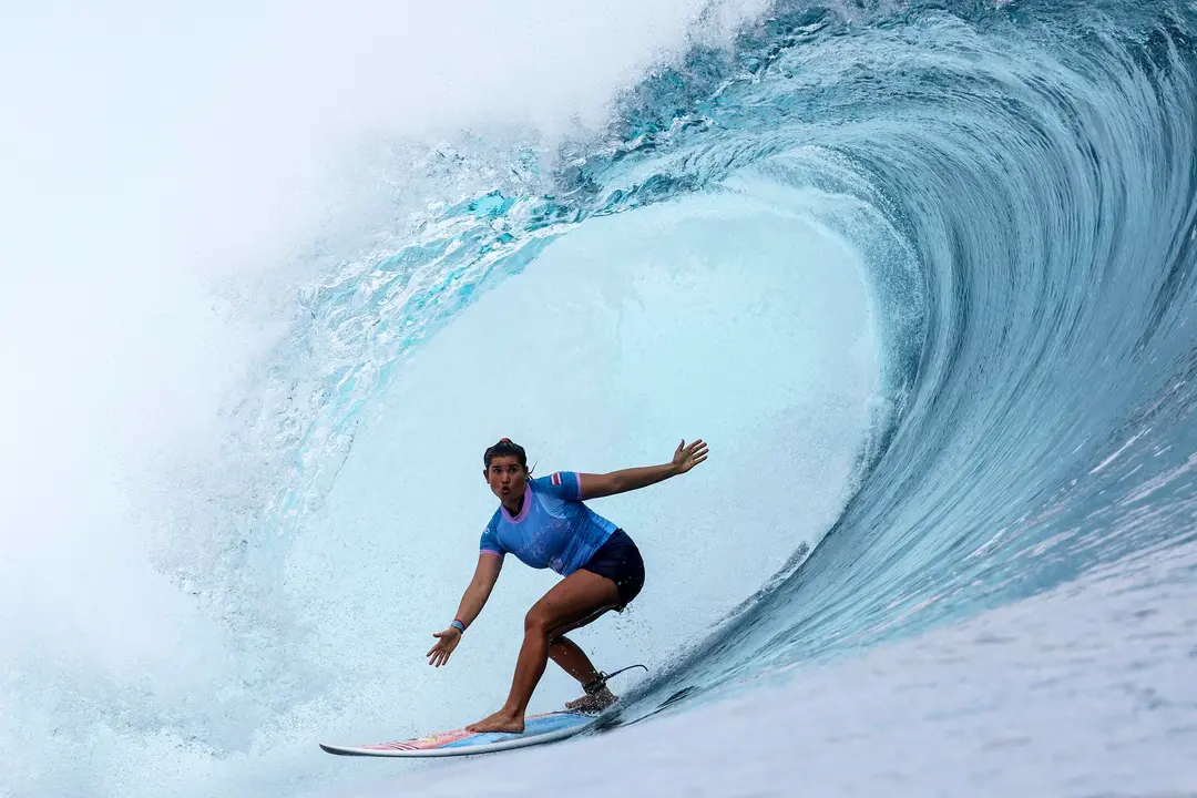 Brisa Hennessy, de Costa Rica durante la primera ronda de la competici&oacute;n de surf este s&aacute;bado en Teahupo'o, Tahit&iacute;. EFE/EPA/FAZRY ISMAIL