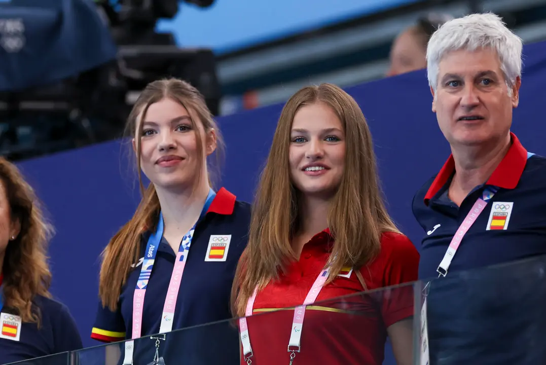 La princesa de Asturias, Leonor de Borb&oacute;n, y su hermana, la infanta Sof&iacute;a (i), entre los asistentes al partido de waterpolo que la selecci&oacute;n espa&ntilde;ola disputa contra Australia. EFE/ Kiko Huesca