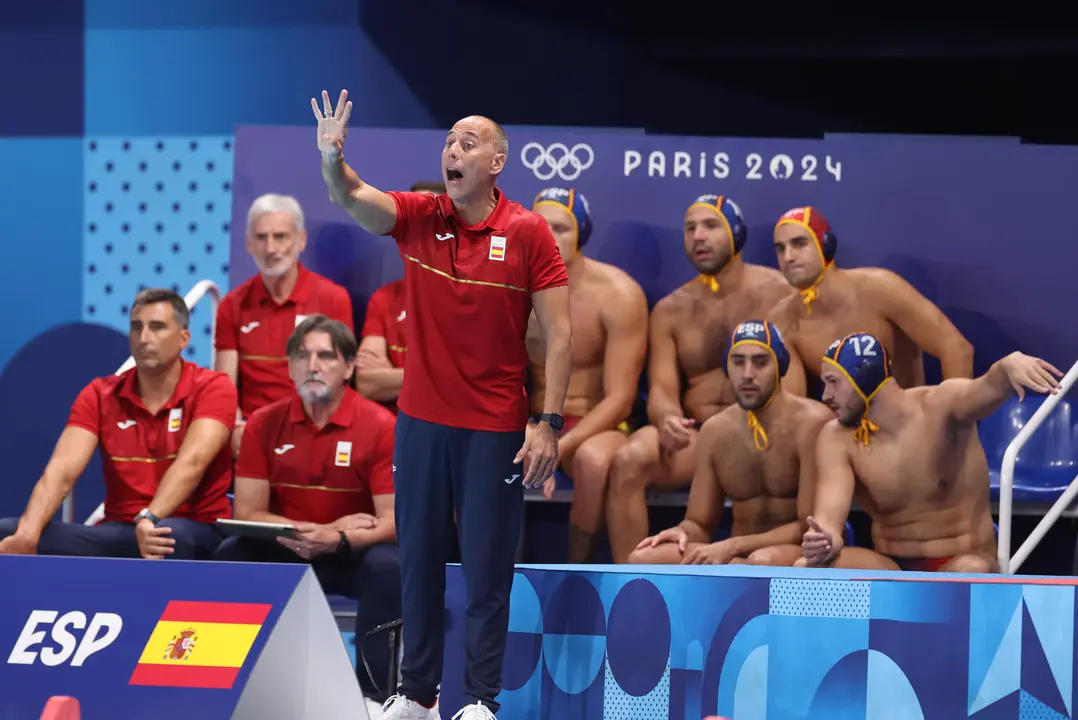 l seleccionador del equipo espa&ntilde;ol de waterpolo masculino, David Mart&iacute;n Lozano (c), da instrucciones a sus jugadores durante el partido de este domingo frente a Australia. EFE/ Kiko Huesca