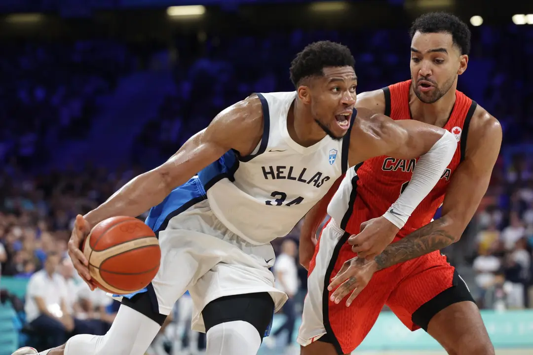 Giannis Antetokounmpo y Trey Lyles of Canada durante el partido Grecia-Canad&aacute; de esta domingo. EFE/EPA/ALEX PLAVEVSKI