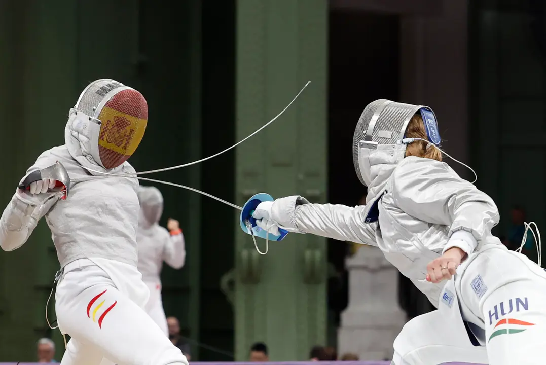La esgrimista espa&ntilde;ola  Luc&iacute;a Mart&iacute;n-Portugu&eacute;s (i) se enfrenta a la h&uacute;ngara Anna Marton en su combate de sable individual femenino. EFE/ Julio Mu&ntilde;oz