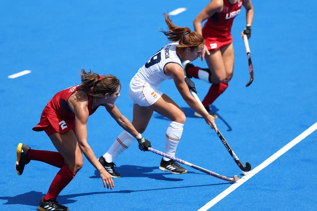 La espa&ntilde;ola Bego&ntilde;a Garc&iacute;a (c) lucha por la bola con la estadounidense Meredith Sholder (i) durante el partido de hockey hierba entre Espa&ntilde;a y Estados Unidos celebrado en el marco de los Juegos Ol&iacute;mpicos Par&iacute;s 2024, este lunes, en Par&iacute;s, Francia. EFE/ Sashenka Guti&eacute;rrez