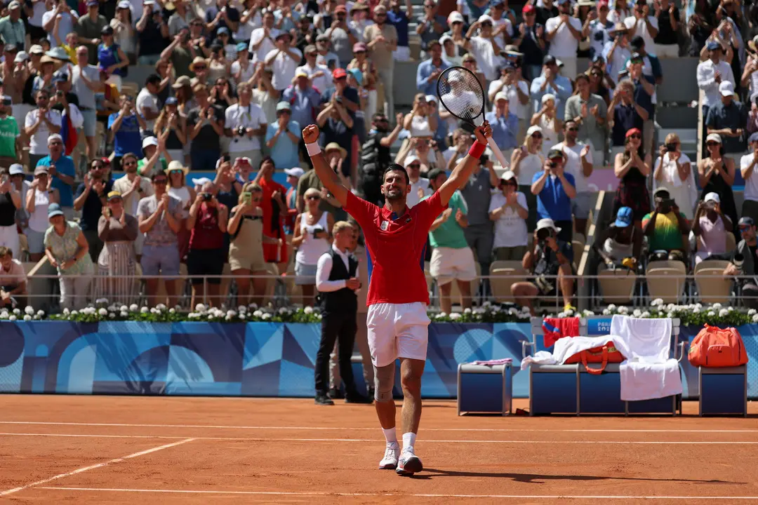 El tenista serbio Novak Djokovic celebra tras imponerse al espa&ntilde;ol Rafa Nadal en el partido celebrado en el marco de los Juegos Ol&iacute;mpicos de Par&iacute;s, este lunes. EFE/ Juanjo Mart&iacute;n