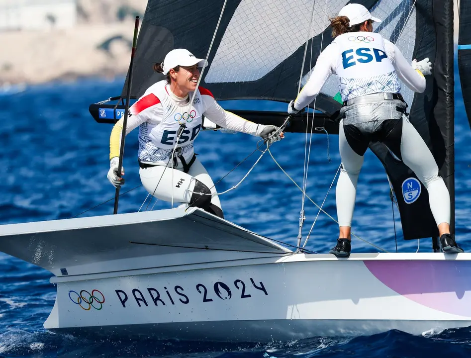 Las espa&ntilde;olas Tamara Echegoyen Dominguez y Paula Barcelo Martin en acci&oacute;n durante la prueba de la categor&iacute;a 49erFX en Marsella, Francia. EFE/EPA/OLIVIER HOSLET