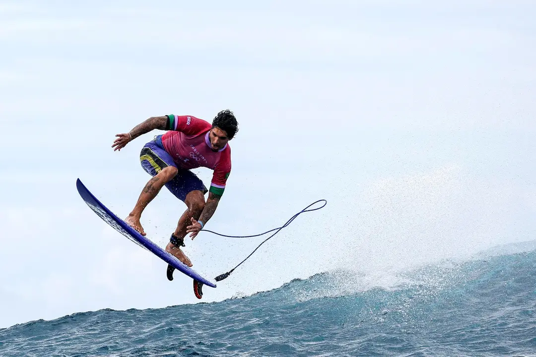 El brasile&ntilde;o Gabriel Medina compite en Teahupo'o (Tahit&iacute;). EFE/EPA/FAZRY ISMAIL