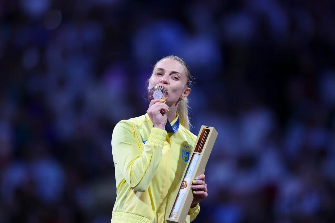 La esgrimista ucraniana Olga Kharlan posa con la medalla de bronce.EFE/ Sashenka Guti&eacute;rrez