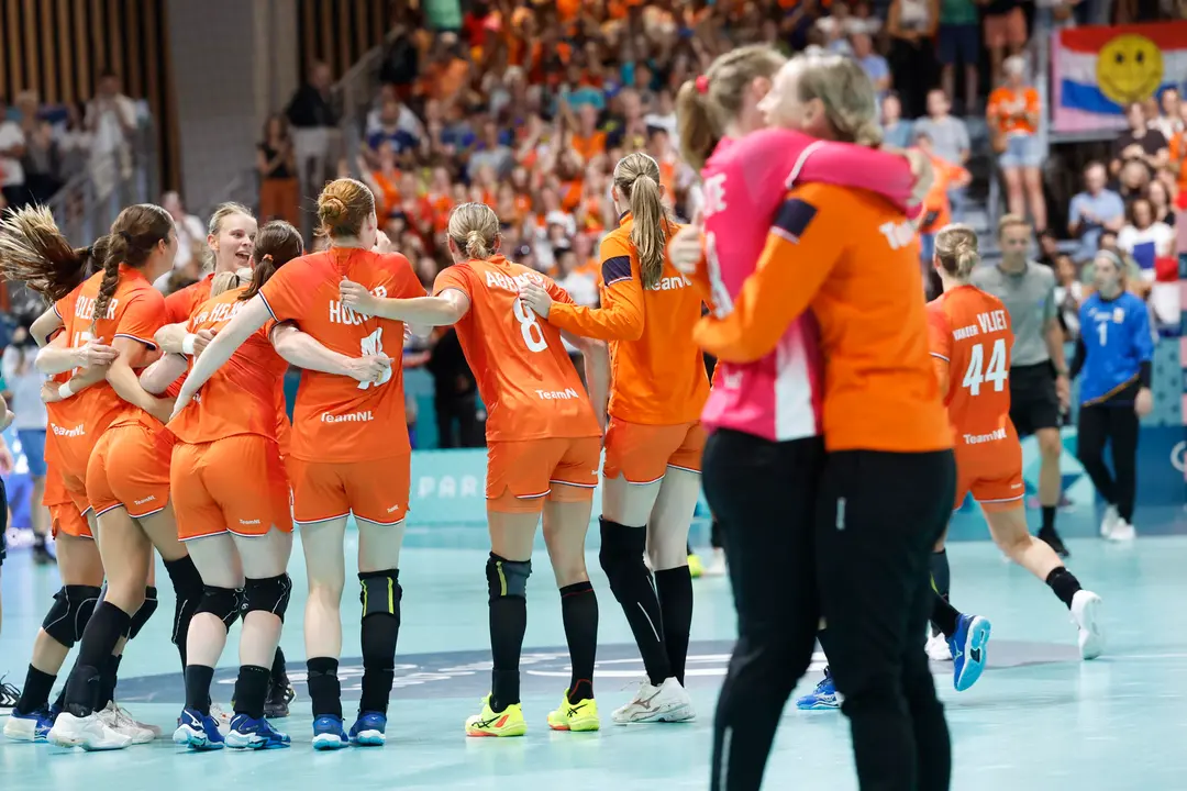 Las jugadoras neerlandesas celebran tras imponerse a Espa&ntilde;a por 29-24 en el partido de balonmano de los Juegos Ol&iacute;mpicos Par&iacute;s 2024 disputado por ambas selecciones, en Par&iacute;s, Francia. EFE/ Miguel To&ntilde;a