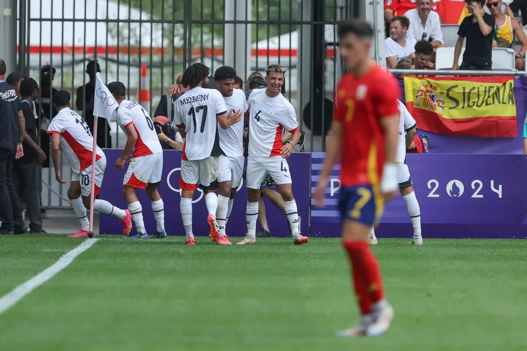 El jugador egipcio Ibrahim Adel (i) celebra con sus compa&ntilde;eros tras anotar el 0-1 a Espa&ntilde;a durante su partido del Grupo C de f&uacute;tbol masculino de los Juegos Ol&iacute;mpicos de Par&iacute;s 2024 en el Estadio de Burdeos (Francia) este martes. EFE/ Kiko Huesca