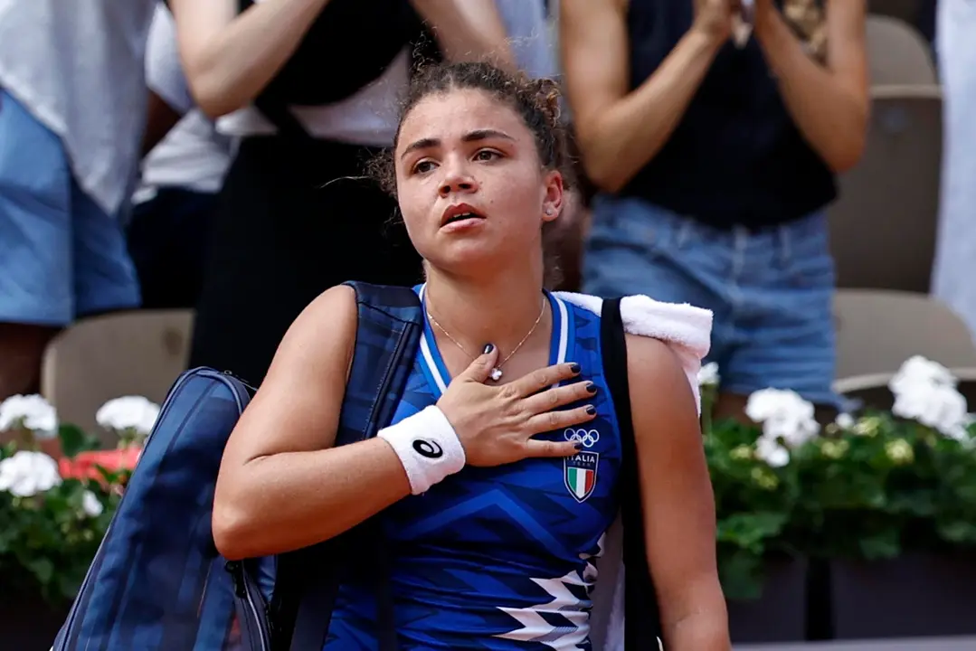 La italiana Jasmine Paolini tras perder en las pistas de Roland Garros en Par&iacute;s, Francia. EFE/EPA/RITCHIE B. TONGO