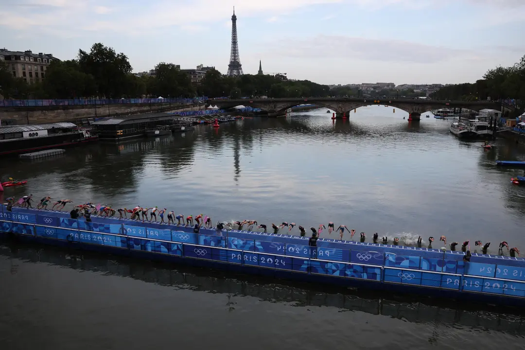 - La triatetas se lanzan al r&iacute;o Sena para disputar la primera etapa de la prueba de triatl&oacute;n femenino de los Juegos Ol&iacute;mpicos de Par&iacute;s 2024. EFE/ Miguel Guti&eacute;rrez