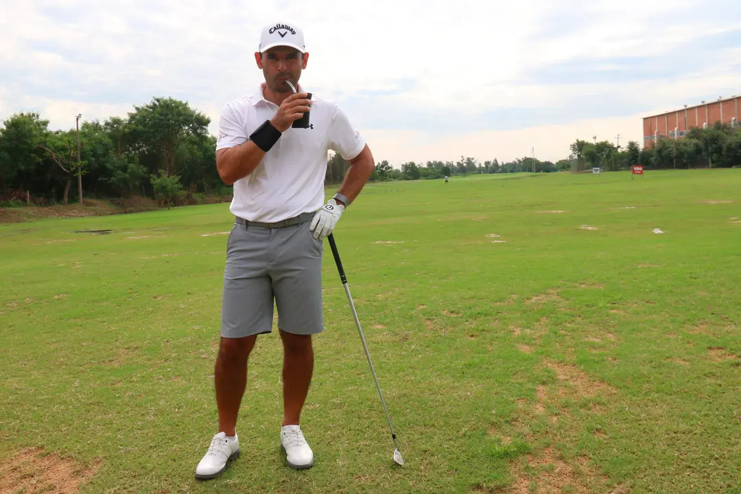 El golfista paraguayo Fabrizio Zanotti posa tomando terer&eacute; durante un entrenamiento, el 20 de junio de 2024 con miras a los Juegos Ol&iacute;mpicos de Par&iacute;s. EFE/ Nina Osorio