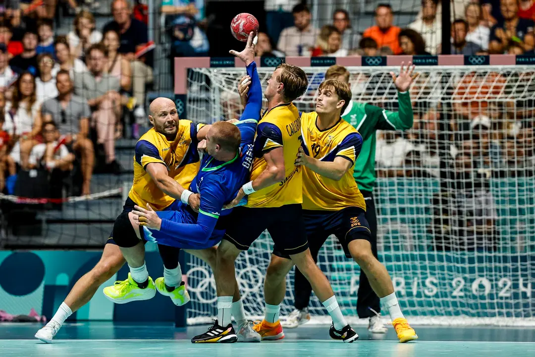 El esloveno Matej Gaber (2-I) en acci&oacute;n durante el partido de la fase de grupos que han jugado Eslovenia y Suecia en el South Paris Arena en Par&iacute;s, Francia. EFE/EPA/RITCHIE B. TONGO