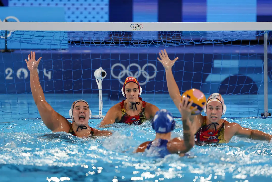 La portera espa&ntilde;ola Laura Ester Ramos (c) espera el lanzamiento del equipo griego durante el partido de waterpolo femenino de la ronda preliminar grupo B de los Juegos Ol&iacute;mpicos de Par&iacute;s 2024, que Espa&ntilde;a y Grecia disputan este mi&eacute;rcoles, en Saint-Denis (Francia). EFE/ Miguel Guti&eacute;rrez