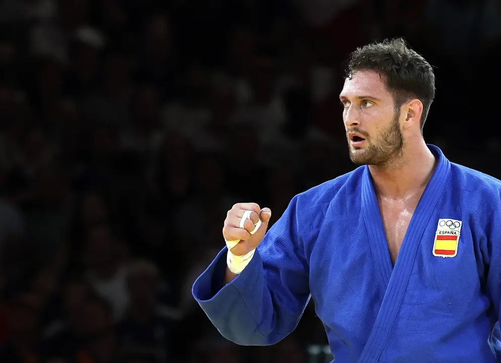 Niko Shera, &uacute;ltima baza espa&ntilde;ola para lograr una segunda mellada en judo, celebra su victoria en la repesca en los Campos de Marte en Par&iacute;s, Francia. EFE/EPA/CHRISTOPHE PETIT TESSON