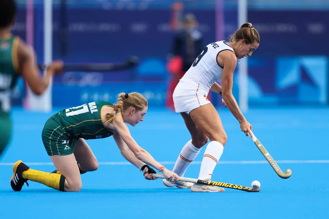 La defensaora de Espa&ntilde;a Mar&iacute;a L&oacute;pez (d) ante la jugadora de Sud&aacute;frica Kayla de Waal durante el partido del Grupo B de Hockey sobre Hierba de los Juegos Ol&iacute;mpicos de Par&iacute;s 2024, entre Espa&ntilde;a y Sud&aacute;frica, en el estadio Yves-du-Manoir Stadium 2 en Colombes, Francia. EFE/ Sashenka Gutierrez