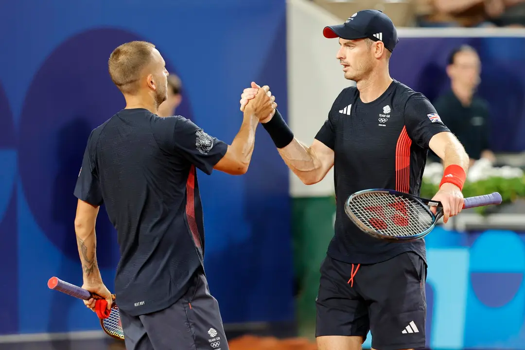 Los brit&aacute;nicos Andy Murray (d) y Daniel Evans tras perder en el dobles en las pistas de Roland Garros en Paris, Francia. EFE/EPA/RONALD WITTEK