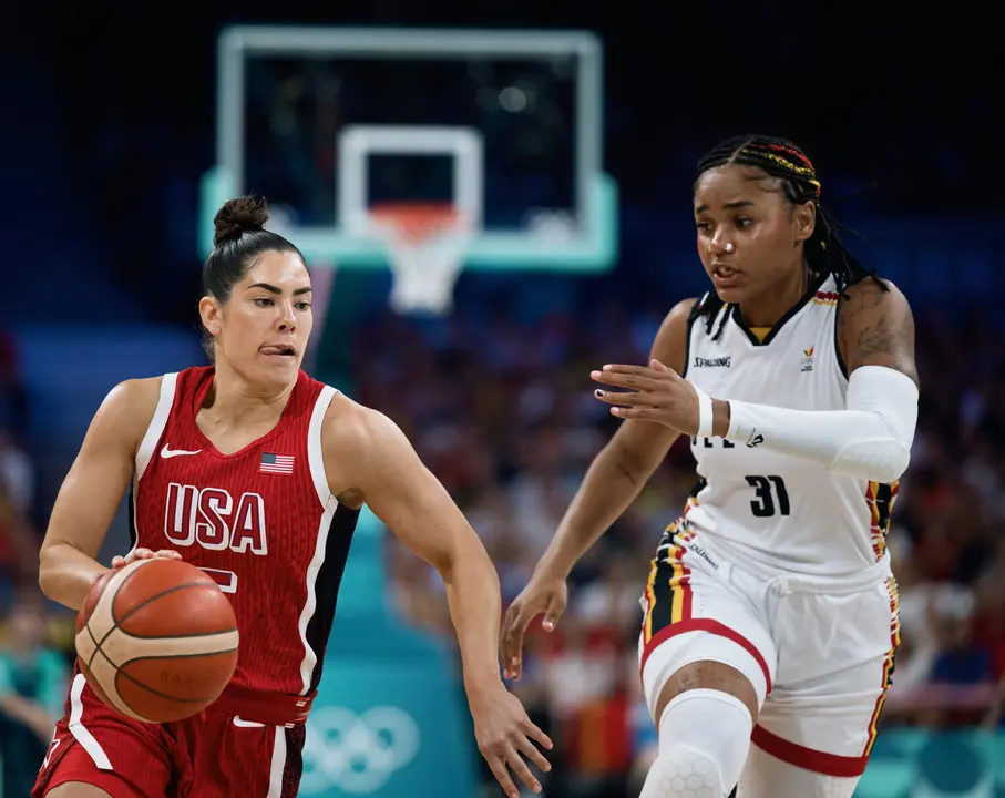 La estadounidense Kelsey Plum (I) en acci&oacute;n ante la belga Mbaka Maxuella Lisowa durante el partido del grupo VC jugado en el Pierre Mauroy Stadium en Villeneuve-d'Ascq, Francia. EFE/EPA/ALEX PLAVEVSKI