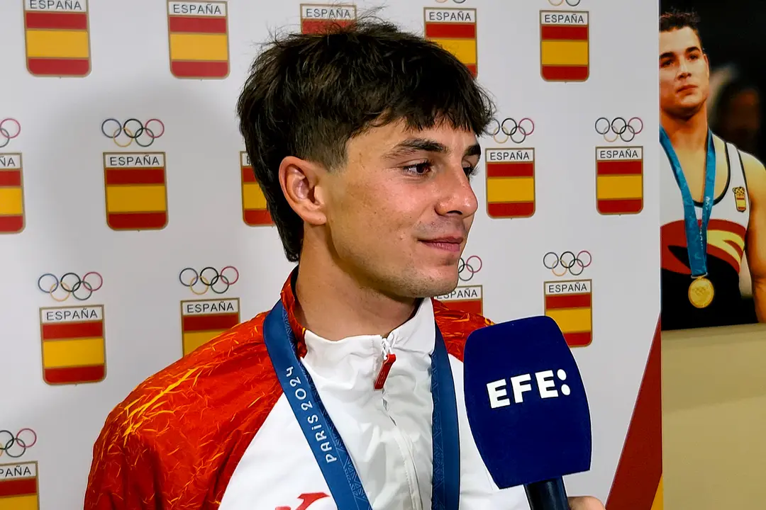 Pau Echaniz, en la Casa de Espa&ntilde;a tras conquistar el bronce en pirag&uuml;ismo en los Juegos Ol&iacute;mpicos de Par&iacute;s 2024. EFE/Edgar Sapi&ntilde;a Manchado