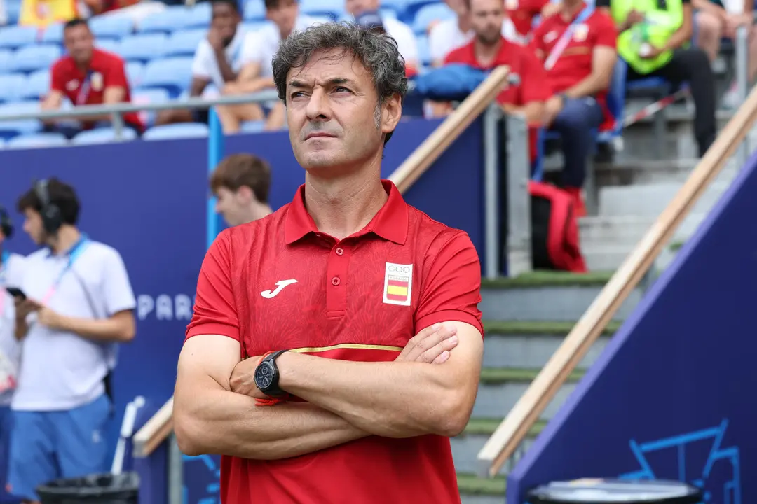 El seleccionador de Espa&ntilde;a Santi Denia y durante el partido de cuartos de final de f&uacute;tbol masculino de los Juegos Ol&iacute;mpicos de Par&iacute;s 2024, disputado en el Estadio de Lyon (Francia). EFE/ Kiko Huesca