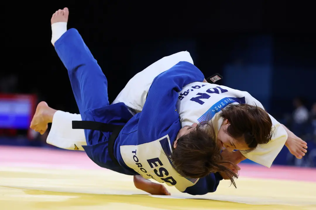 La espa&ntilde;ola Ariane Toro (azul) durante su combate contra la japonesa Uta Abe durante la ronda eliminatoria de judo por equipos mixtos en los Juegos Ol&iacute;mpicos de Par&iacute;s 2024, este s&aacute;bado. EFE/ Miguel Guti&eacute;rrez