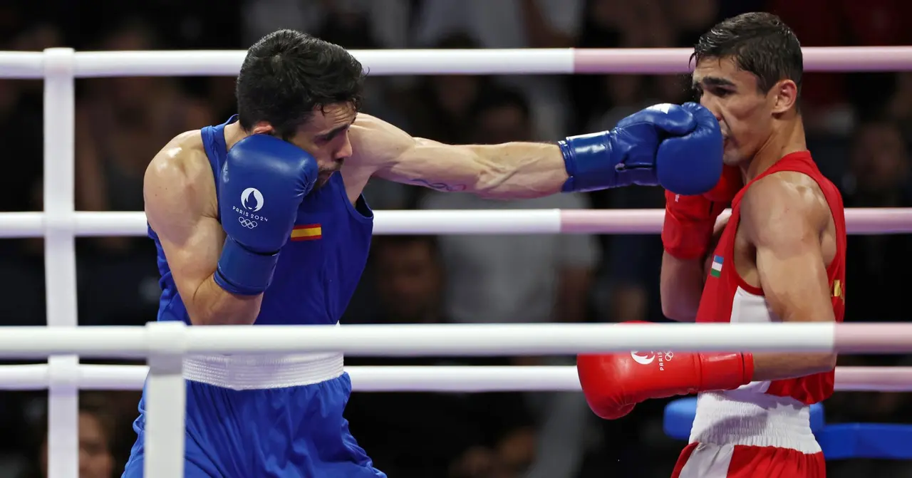 El uzbeko Abdumalik Khalokov (rojo) y el espa&ntilde;ol Jose Quiles Brotons (azul) en el North Paris Arena en Villepinte, Francia. EFE/EPA/ALI HAIDER