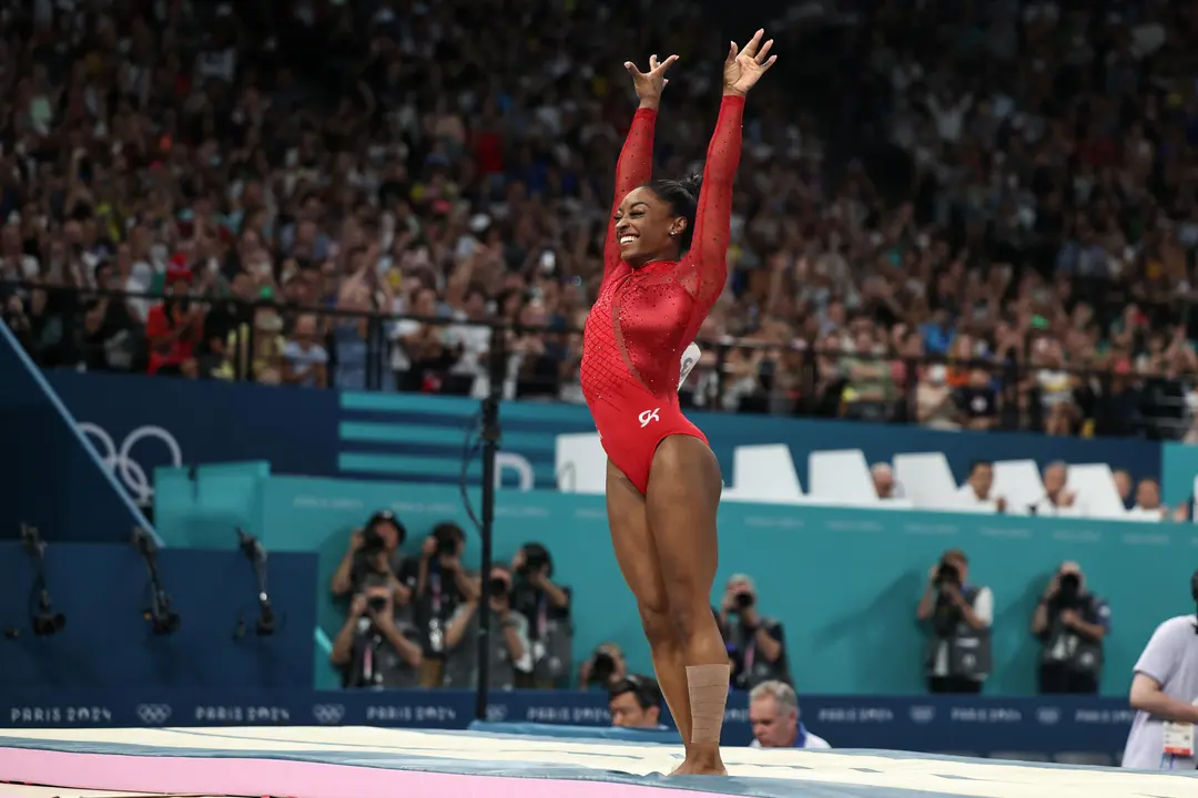 La estadounidense Simone Biles compite en la final femenina de salto de potro durante los Juegos Ol&iacute;mpicos de Par&iacute;s 2024 , en el Bercy Arena de la capital francesa. EFE/ Sashenka Gutierrez