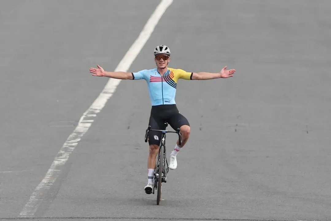 l belga Remco Evenepoel se proclam&oacute; campe&oacute;n ol&iacute;mpico de ciclismo en ruta por las calles de Par&iacute;s. EFE/EPA/CHRISTOPHE PETIT TESSON