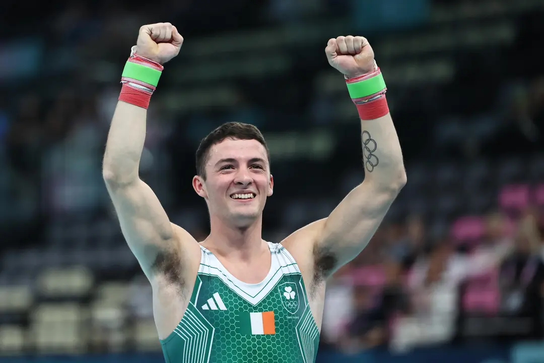 El holand&eacute;s Rhys Mc Clenaghan celebra la medalla de oro tras la final masculina de caballo con arcos durante los Juegos Ol&iacute;mpicos de Par&iacute;s 2024 , en el Bercy Arena de la capital francesa. EFE/ Sashenka Gutierrez