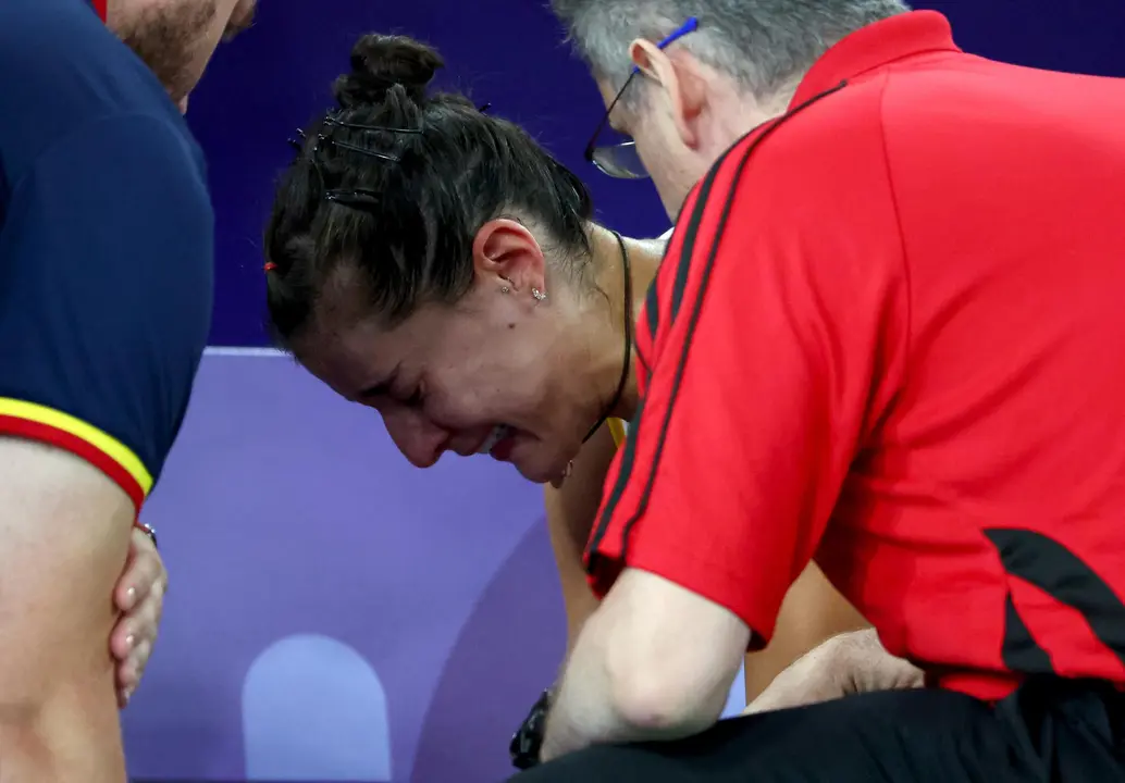 Carolina Marin, desconsolada tras comprobar que no puede continuar disputando la semifinal ol&iacute;mpica de b&aacute;dminton ante He Bing Jiao, de China, al lesionarse en la rodilla derecha. EFE/EPA/DIVYAKANT SOLANKI