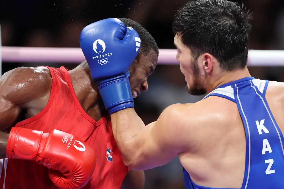 El boxeador kazajo Nurbek Oralbay (azul) se enfrenta al dominicano Javier Cristian Pinales (rojo). EFE/ Miguel Guti&eacute;rrez
