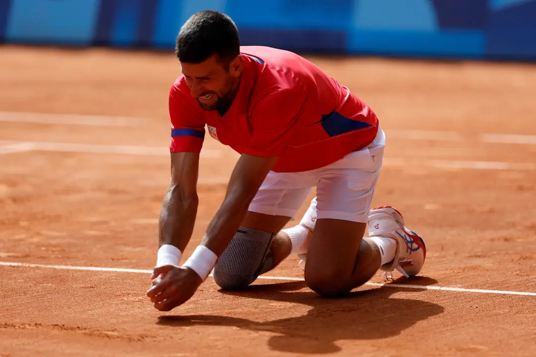 El tenista serbio Novak Djokovic celebra al conseguir la medalla de oro al vencer al espa&ntilde;ol Carlos Alcaraz en la final individual masculina de tenis de los Juegos Ol&iacute;mpicos de Par&iacute;s 2024 este domingo, en la capital gala. EFE/Juanjo Mart&iacute;n